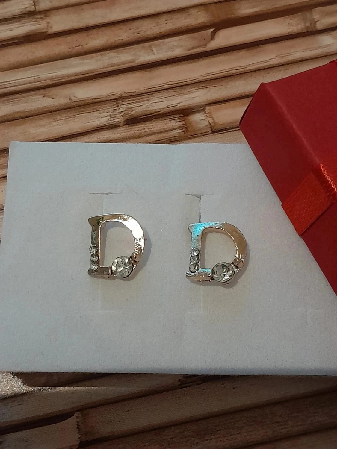 Boucles d'oreilles dorées, lettre D, avec strass